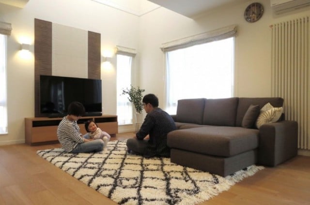 大きな窓と吹抜けで光溢れる明るい住まい